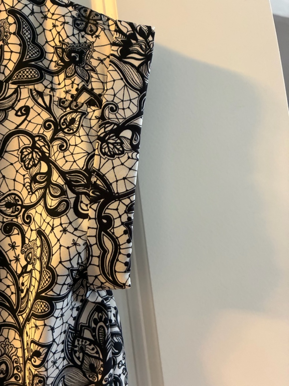 Express Black & White Floral V-Neck Cap Sleeve Blouse - Picture 3 of 4